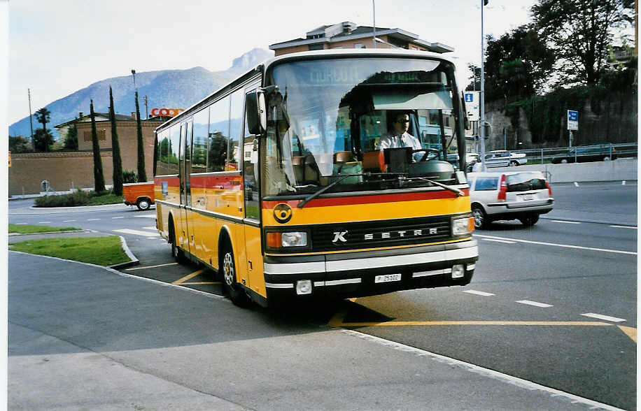 (046'111) - PTT-Regie - P 25'102 - Setra am 23. April 2001 beim Bahnhof Melide