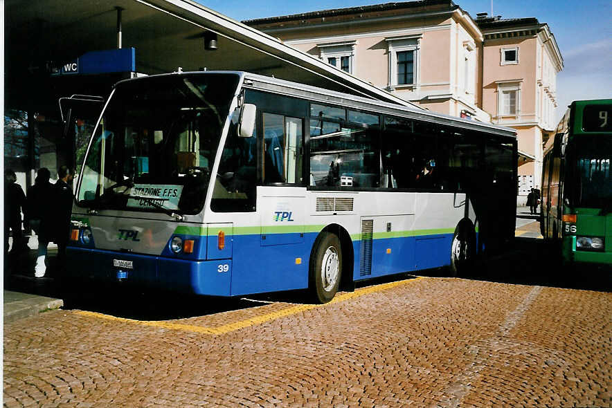 (046'131) - TPL Lugano - Nr. 39/TI 105'035 - Van Hool am 24. April 2001 beim Bahnhof Lugano