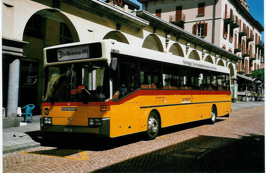 (046'225) - PTT-Regie - P 25'298 - Mercedes am 24. April 2001 beim Bahnhof Bellinzona