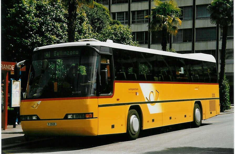 (046'304) - PTT-Regie - P 25'129 - Neoplan am 24. April 2001 in Locarno, Piazza Grande