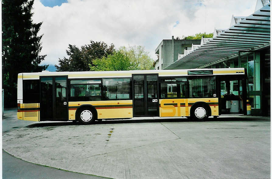 (046'622) - STI Thun - Nr. 82 - MAN am 18. Mai 2001 in Thun, Garage