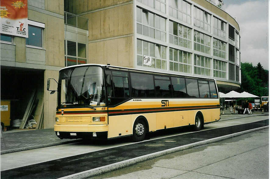 (047'004) - STI Thun - Nr. 45/BE 322'545 - Setra (ex AGS Sigriswil Nr. 3) am 9. Juni 2001 beim Bahnhof Thun