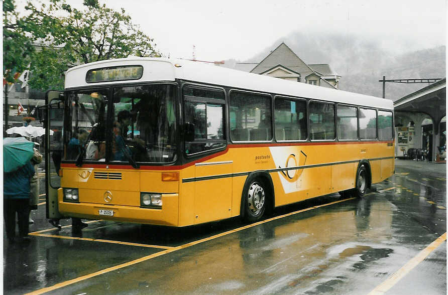 (047'202) - PTT-Regie - P 25'326 - Mercedes/R&J am 10. Juni 2001 beim Bahnhof Interlaken West