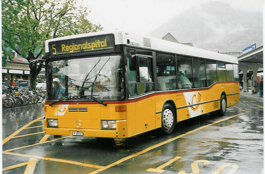 (047'205) - PTT-Regie - P 25'572 - Mercedes am 10. Juni 2001 beim Bahnhof Interlaken West