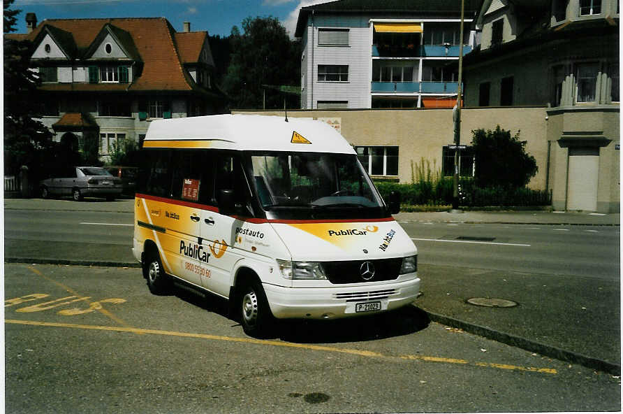 (048'305) - PTT-Regie - P 21'023 - Mercedes am 17. Juli 2001 beim Bahnhof Weinfelden