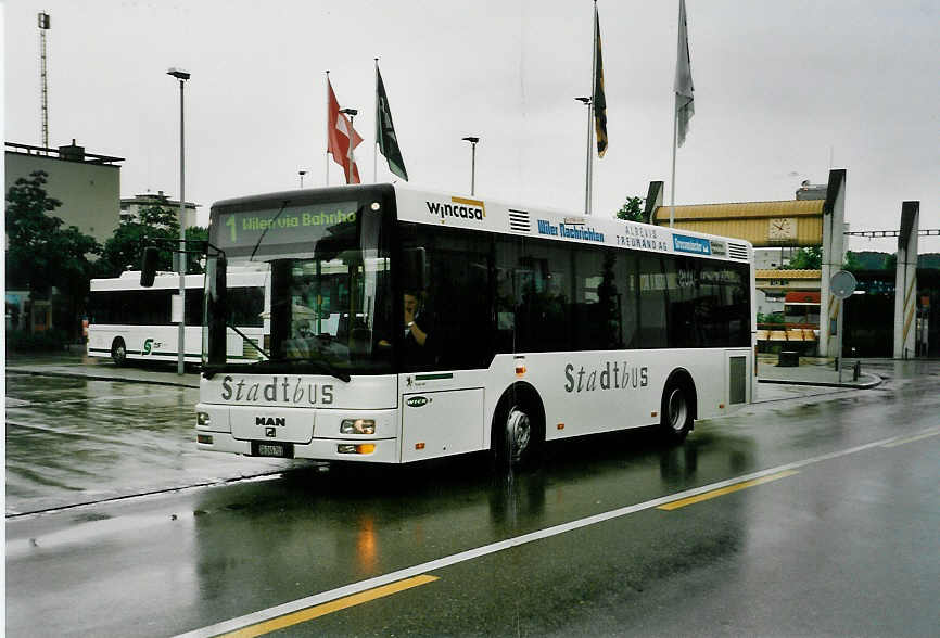 (048'425) - Wick, Wil - Nr. 3/SG 245'703 - MAN/Gppel am 18. Juli 2001 beim Bahnhof Wil