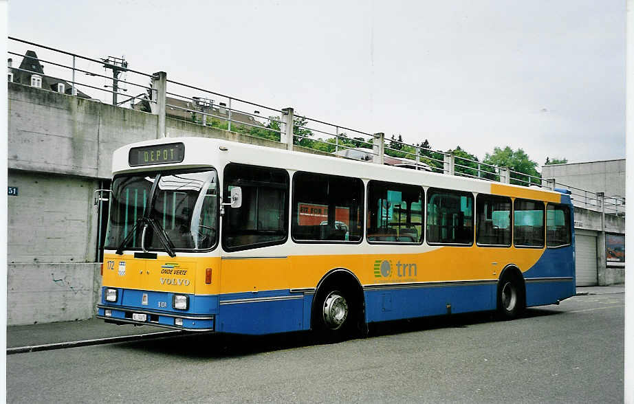 (048'808) - TC La Chaux-de-Fonds - Nr. 172/NE 72'275 - Volvo/R&J am 6. August 2001 beim Bahnhof La Chaux-de-Fonds