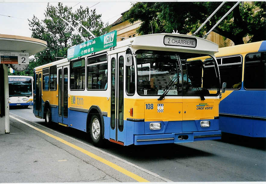 (048'823) - TC La Chaux-de-Fonds - Nr. 108 - FBW/Hess-Haag Trolleybus am 6. August 2001 beim Bahnhof La Chaux-de-Fonds