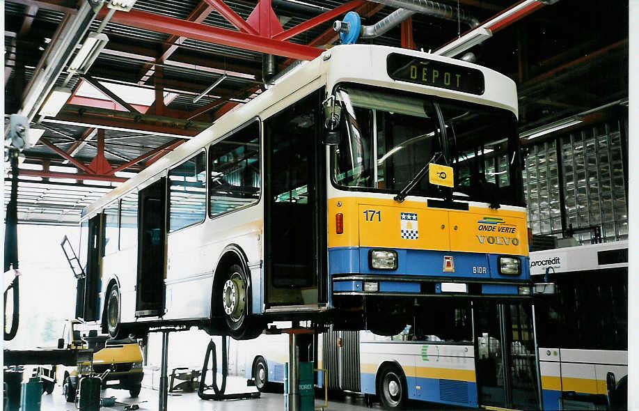 (048'910) - TC La Chaux-de-Fonds - Nr. 171/NE 67'590 - Volvo/R&J am 7. August 2001 in La Chaux-de-Fonds, Dpt