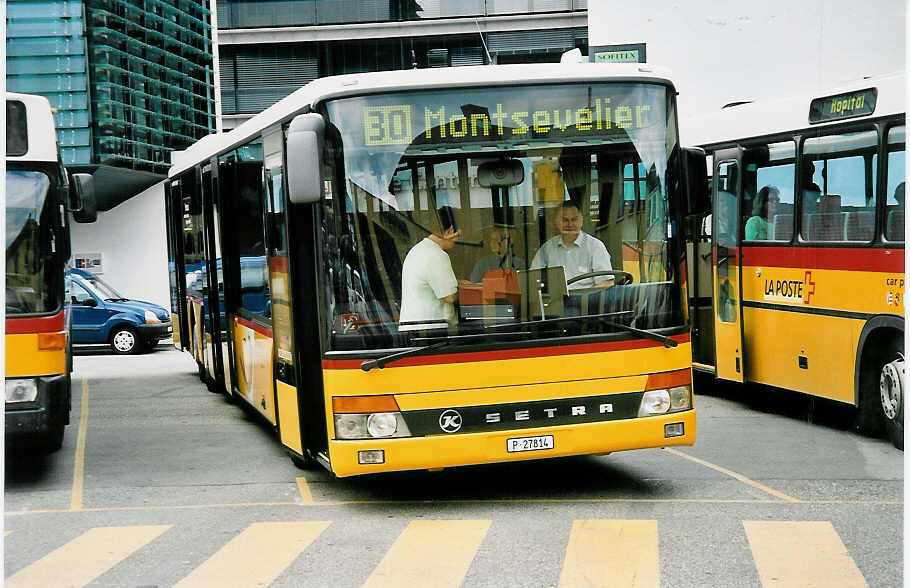 (048'929) - PTT-Regie - P 27'814 - Setra am 7. August 2001 beim Bahnhof Delmont