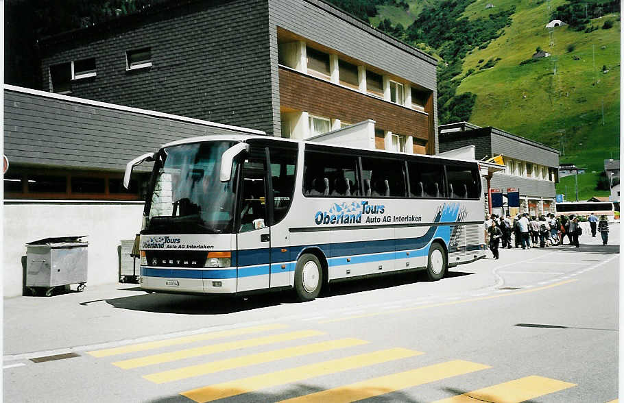 (049'214) - AAGI Interlaken - Nr. 12/BE 149'764 - Setra am 20. August 2001 beim Bahnhof Andermatt