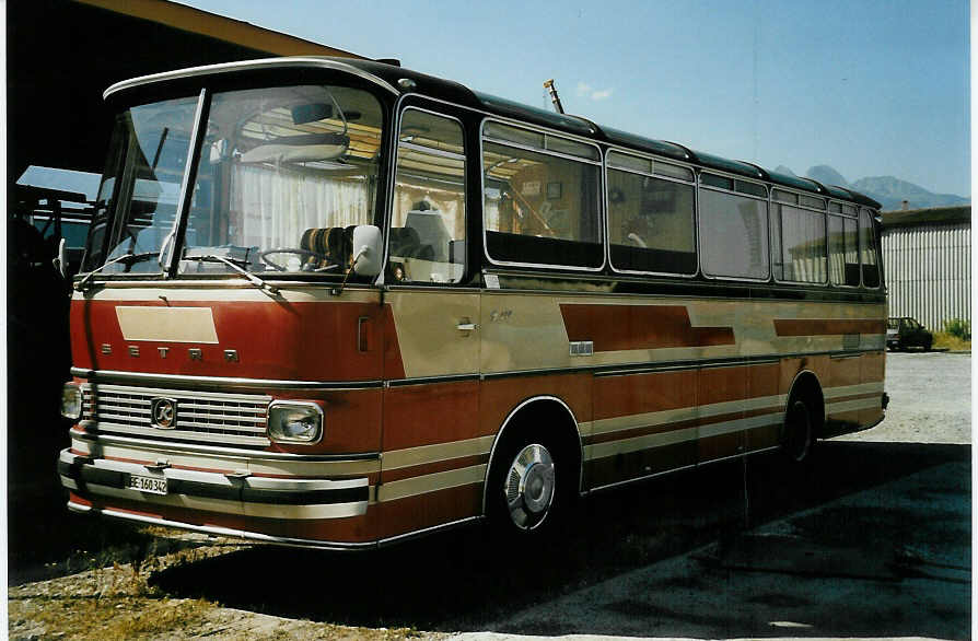 (049'525) - Mller, Uetendorf - BE 160'342 - Setra am 27. August 2001 in Uetendorf, Allmend