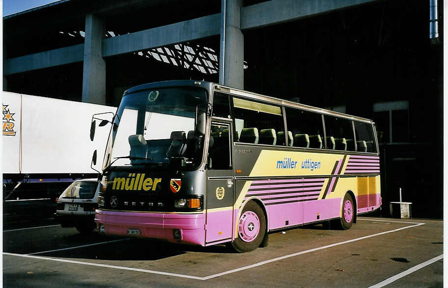 (050'136) - Mller, Uttigen - BE 369'282 - Setra am 15. Oktober 2001 in Thun, Grabengut