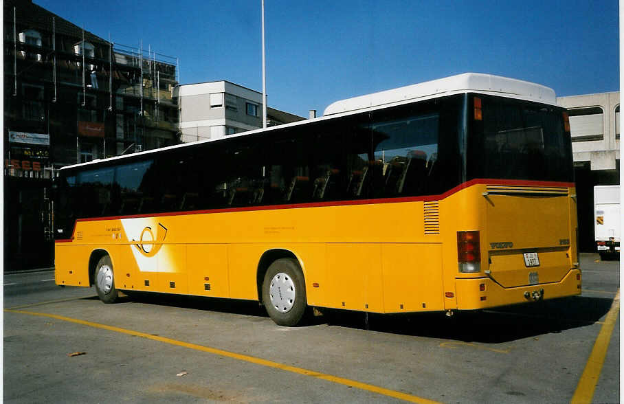 (050'221) - Stucki, Porrentruy - Nr. 14/JU 1927 - Volvo am 16. Oktober 2001 beim Bahnhof Porrentruy