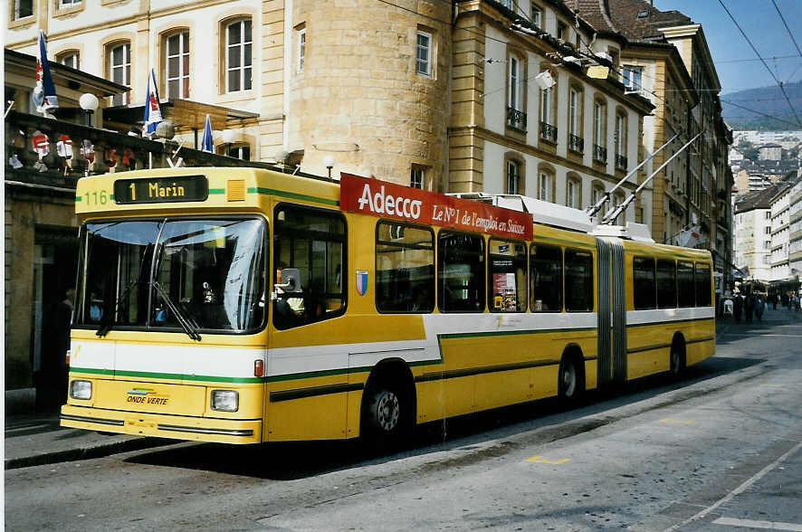 (050'310) - TN Neuchtel - Nr. 116 - NAW/Hess Gelenktrolleybus am 17. Oktober 2001 in Neuchtel, Place Pury