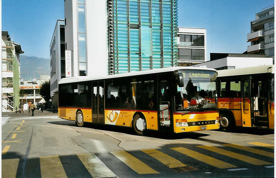 (050'426) - PTT-Regie - P 25'649 - Setra am 19. Oktober 2001 beim Bahnhof Delmont