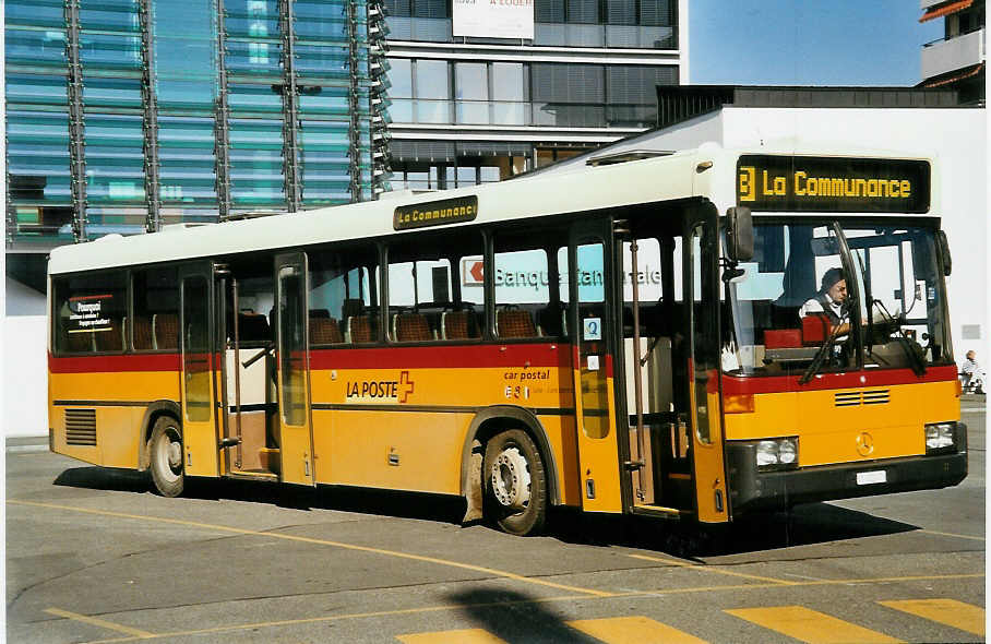 (050'428) - PTT-Regie - P 25'347 - Mercedes/R&J am 19. Oktober 2001 beim Bahnhof Delmont