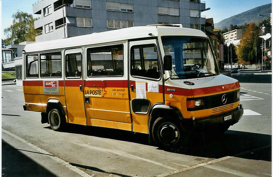 (050'435) - PTT-Regie - P 22'023 - Mercedes am 19. Oktober 2001 beim Bahnhof Moutier