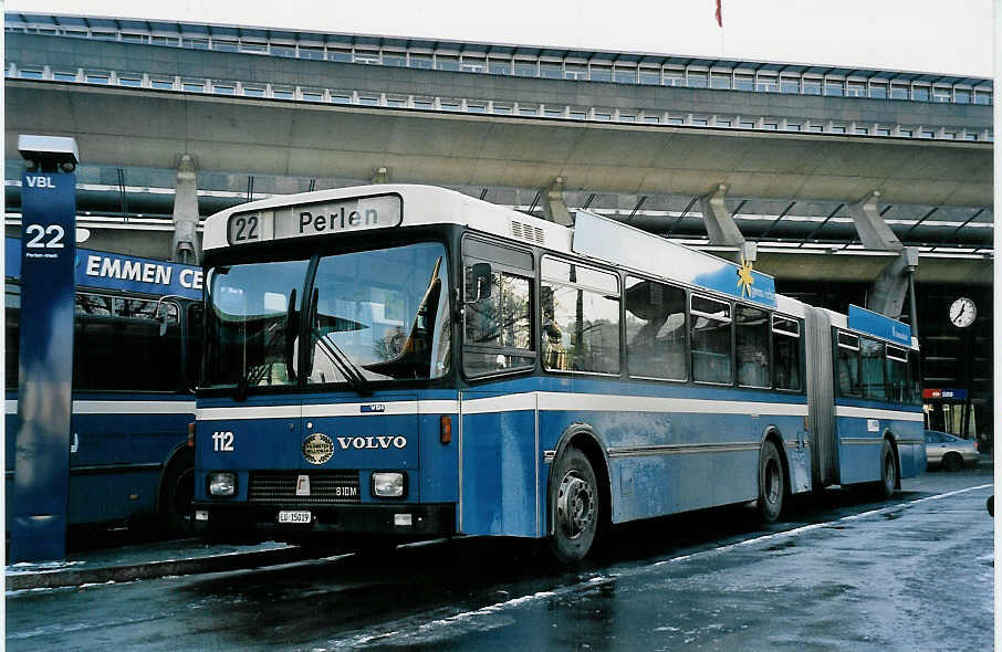 (050'914) - VBL Luzern - Nr. 112/LU 15'019 - Volvo/R&J am 24. Dezember 2001 beim Bahnhof Luzern