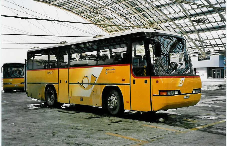 (051'024) - PTT-Regie - P 23'713 - Neoplan am 27. Dezember 2001 in Chur, Postautostation