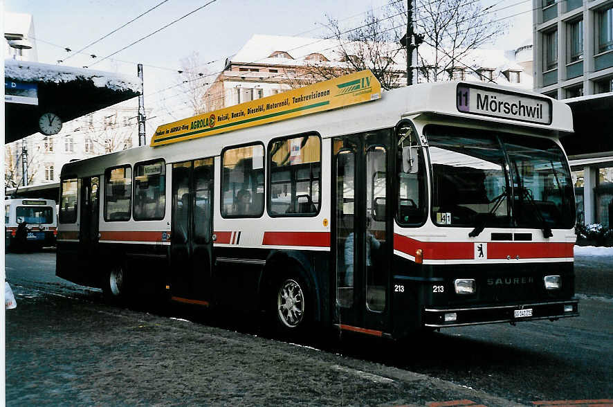 (051'032) - VBSG St. Gallen - Nr. 213/SG 141'213 - Saurer/Hess am 27. Dezember 2001 beim Bahnhof St. Gallen