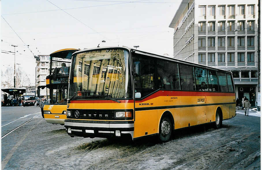 (051'034) - PTT-Regie - P 25'027 - Setra am 27. Dezember 2001 beim Bahnhof St. Gallen