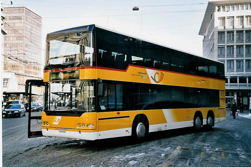 (051'104) - Casutt, Gossau - SG 268'054 - Neoplan am 27. Dezember 2001 beim Bahnhof St. Gallen