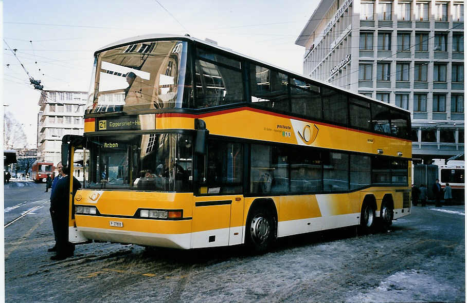 (051'111) - PTT-Regie - P 27'808 - Neoplan am 27. Dezember 2001 beim Bahnhof St. Gallen