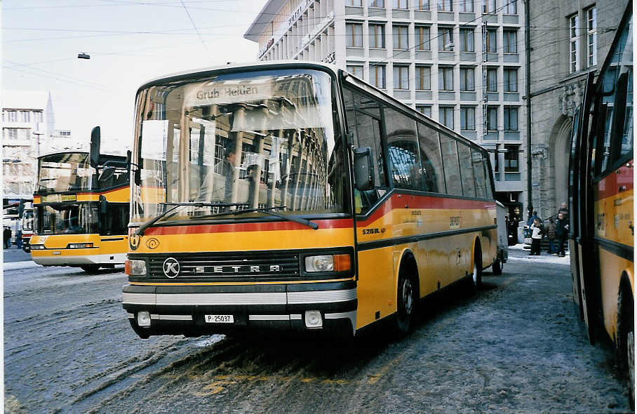 (051'125) - PTT-Regie - P 25'037 - Setra am 27. Dezember 2001 beim Bahnhof St. Gallen