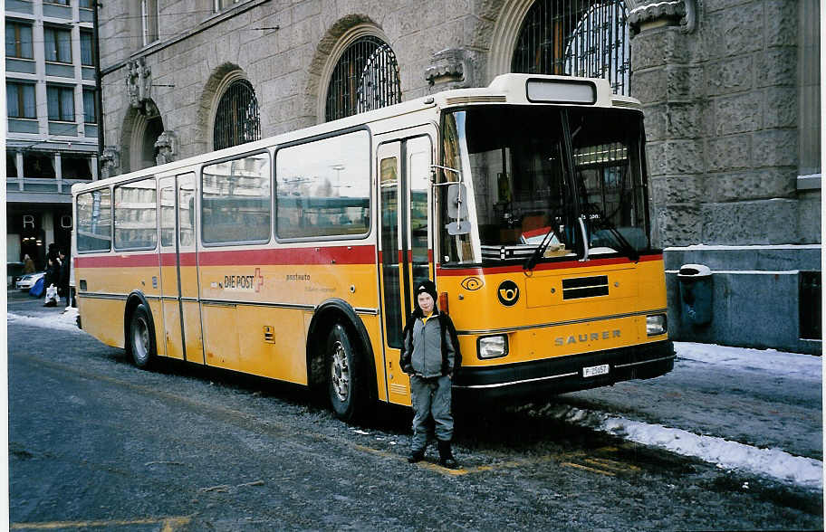 (051'127) - PTT-Regie - P 25'657 - Saurer/Lauber am 27. Dezember 2001 beim Bahnhof St. Gallen