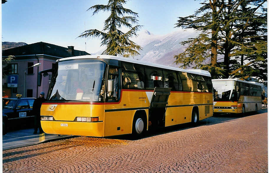 (051'301) - PTT-Regie - P 25'124 - Neoplan am 1. Januar 2002 beim Bahnhof Bellinzona