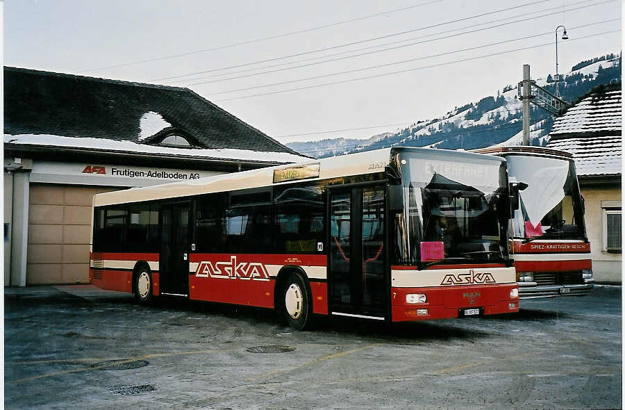 (051'419) - ASKA Aeschi - Nr. 7/BE 387'527 - MAN am 6. Januar 2002 beim Bahnhof Frutigen