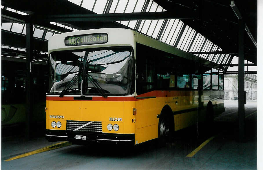 (051'626) - Steiner, Ortschwaben - Nr. 10/BE 48'735 - Volvo/Lauber am 19. Januar 2002 in Bern, Postautostation