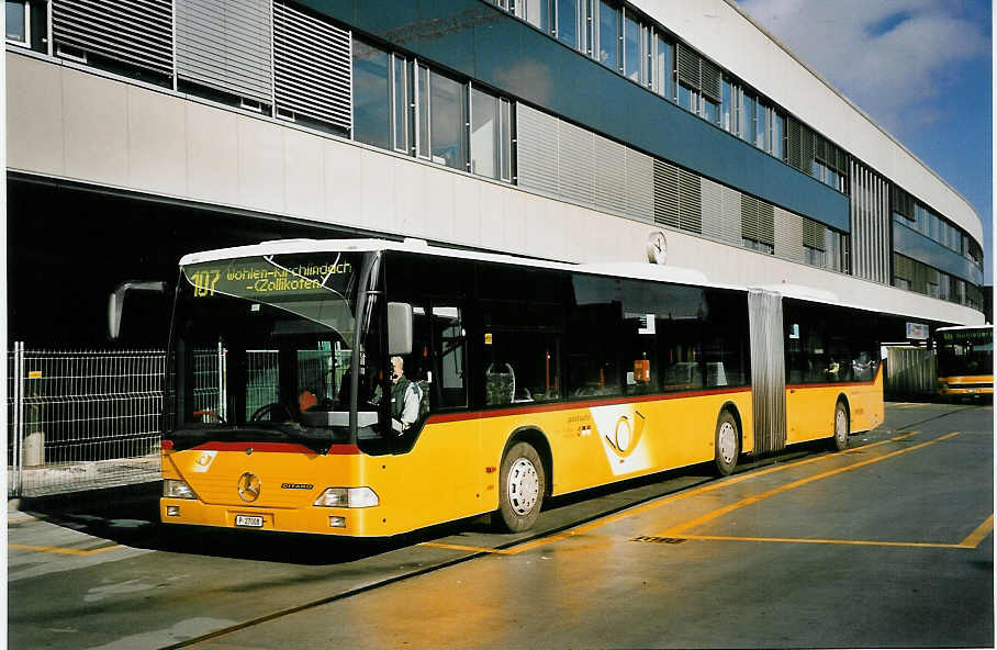 (051'805) - PTT-Regie - P 27'008 - Mercedes am 4. Februar 2002 in Bern, Postautostation