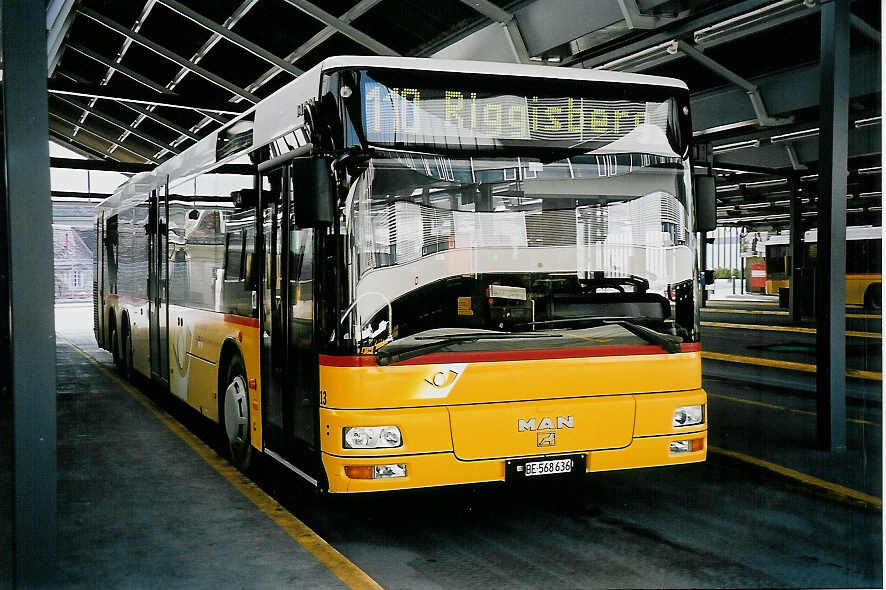 (051'903) - Engeloch, Riggisberg - Nr. 13/BE 568'636 - MAN am 4. Februar 2002 in Bern, Postautostation