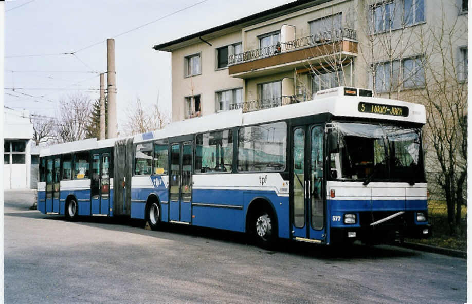 (052'024) - TPF Fribourg - Nr. 577/FR 300'404 - Volvo/Hess (ex TF Fribourg Nr. 177) am 17. Februar 2002 in Fribourg, Garage