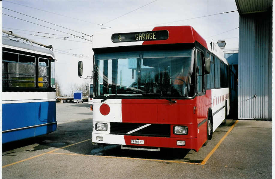 (052'028) - TPF Fribourg - Nr. 579/FR 300'381 - Volvo/Hess (ex TF Fribourg Nr. 179) am 17. Februar 2002 in Fribourg, Garage