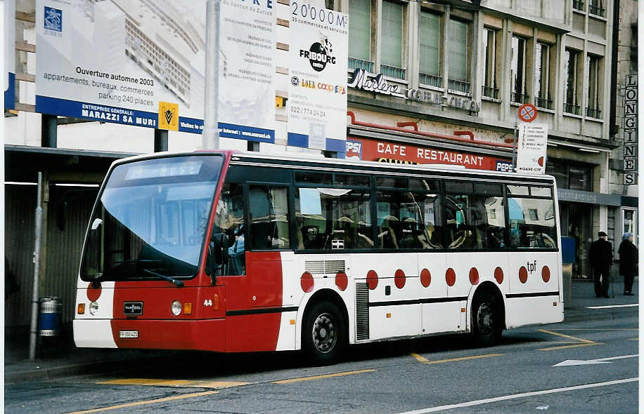 (052'102) - TPF Fribourg - Nr. 44/FR 300'425 - Van Hool (ex GFM Fribourg Nr. 44) am 17. Februar 2002 beim Bahnhof Fribourg