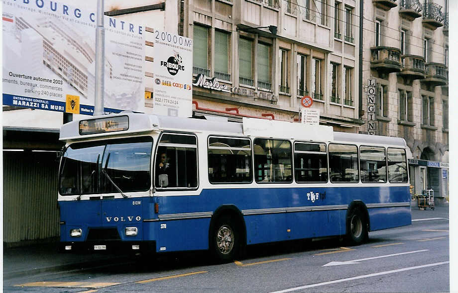 (052'107) - TPF Fribourg - Nr. 370/FR 300'396 - Volvo/Hess (ex TF Fribourg Nr. 70) am 17. Februar 2002 beim Bahnhof Fribourg