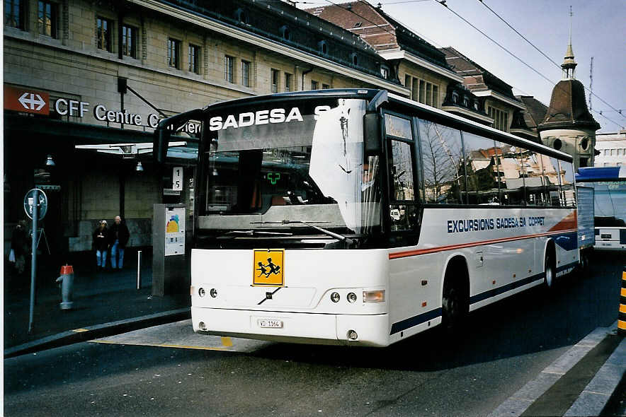 (052'234) - Sadesa, Coppet - VD 1164 - Volvo am 17. Mrz 2002 beim Bahnhof Lausanne