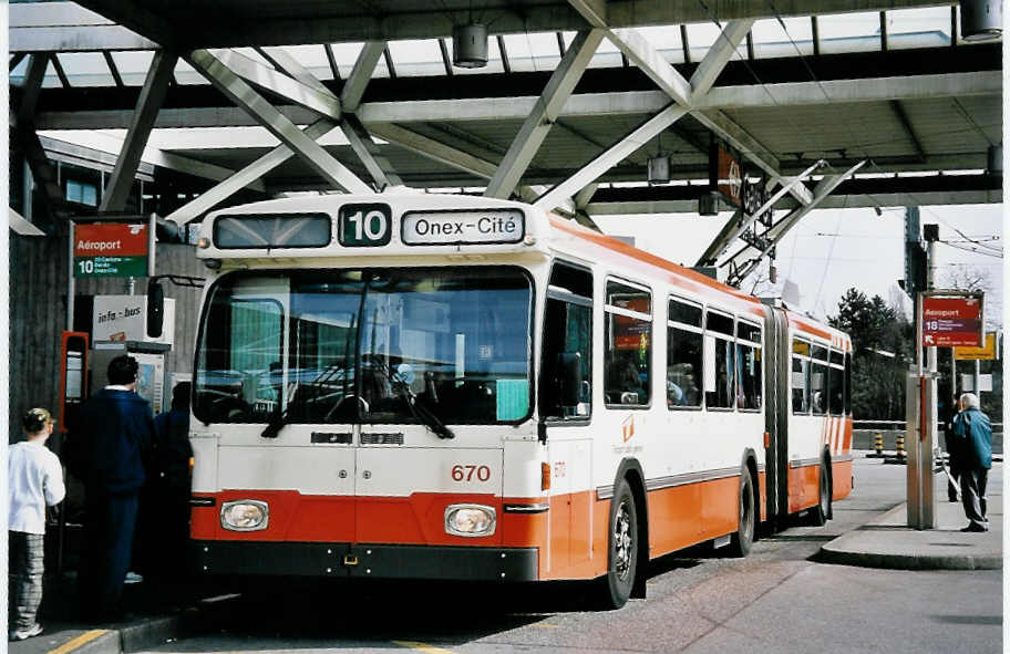 (052'333) - TPG Genve - Nr. 670 - Saurer/Hess Gelenktrolleybus am 17. Mrz 2002 in Genve, Aroport