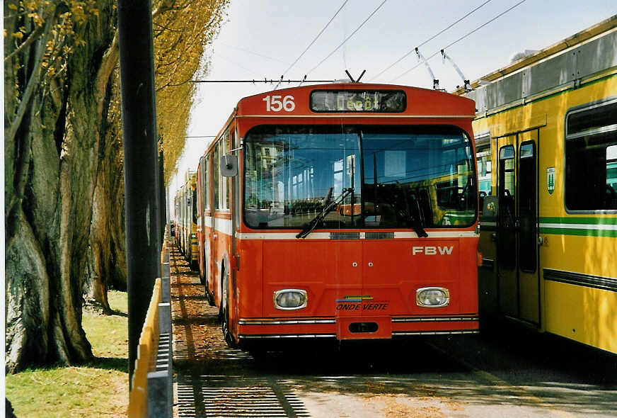 (052'718) - TN Neuchtel - Nr. 156 - FBW/Hess Gelenktrolleybus (ex Nr. 56) am 6. April 2002 in Neuchtel, Dpt