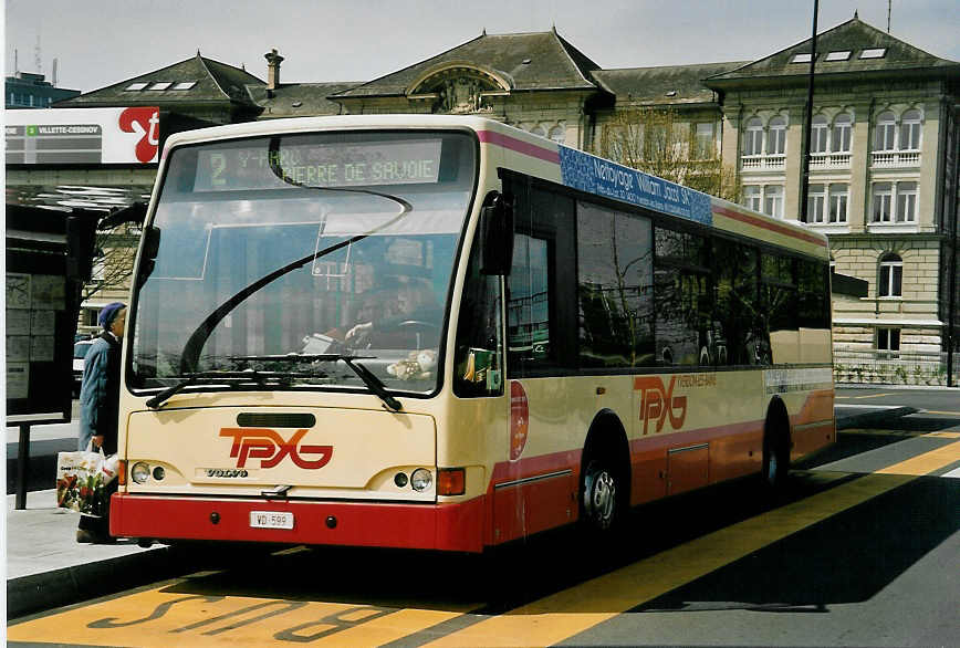 (052'724) - TPYG Yverdon - VD 599 - Volvo/Berkhof am 6. April 2002 beim Bahnhof Yverdon