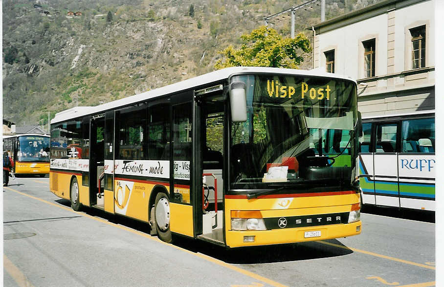 (052'929) - PTT-Regie - P 25'611 - Setra am 18. April 2002 beim Bahnhof Brig