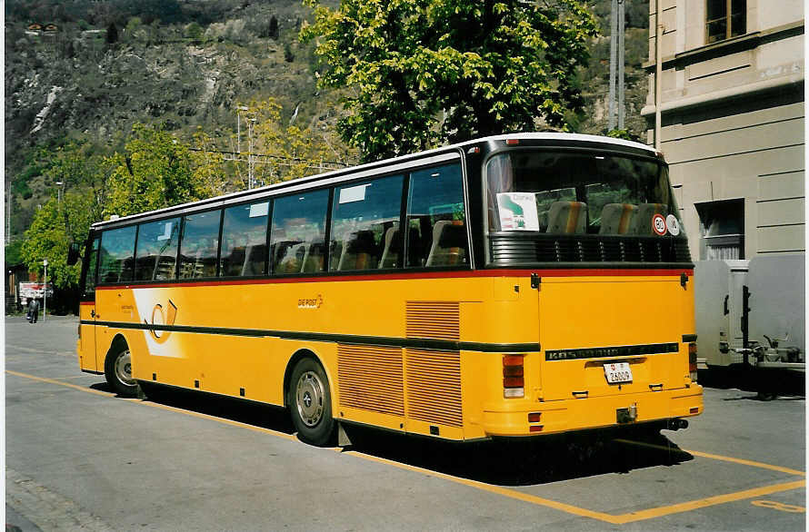 (052'937) - PTT-Regie - P 26'009 - Setra am 18. April 2002 beim Bahnhof Brig