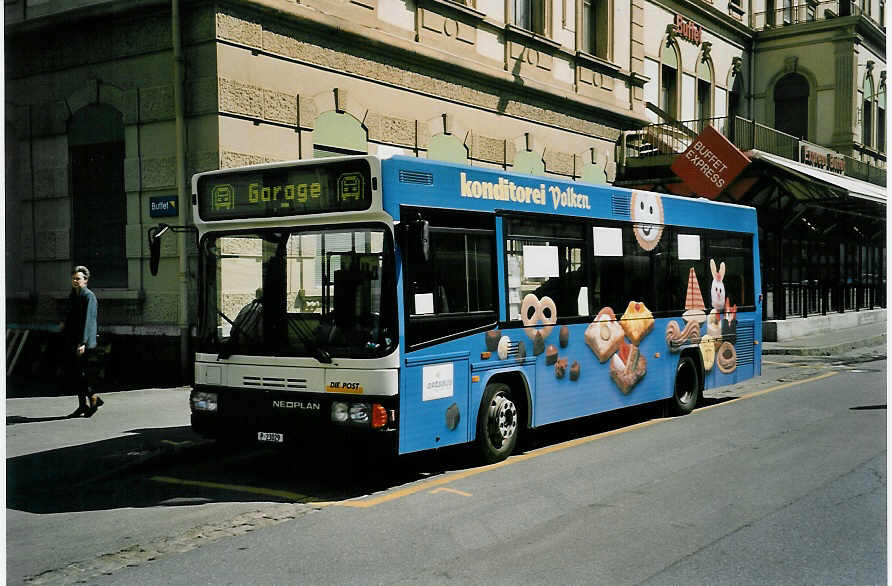 (053'003) - PTT-Regie - P 23'029 - Neoplan (ex Zerzuben, Visp-Eyholz Nr. 55) am 18. April 2002 beim Bahnhof Brig