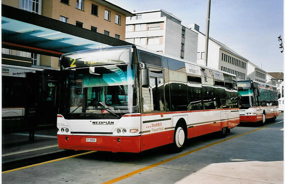 (053'711) - PTT-Regie - P 23'203 - Neoplan am 15. Juni 2002 beim Bahnhof Frauenfeld