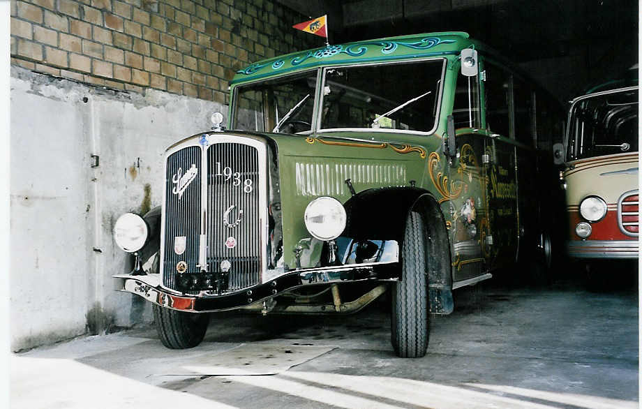 (053'911) - Lorenz, Lyssach - Saurer/Saurer (ex Geiger, Adelboden Nr. 8; ex P 1997) am 15. Juni 2002 in Lyssach, Garage