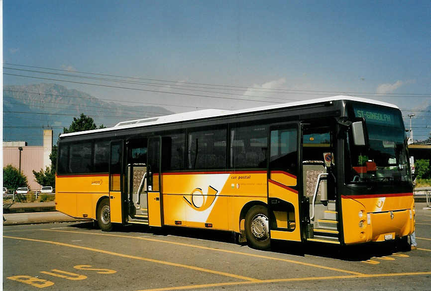 (053'926) - TPC Aigle - VS 206'173 - Renault am 22. Juni 2002 beim Bahnhof Aigle