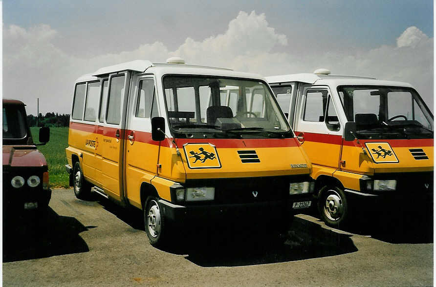 (054'113) - PTT-Regie - P 21'247 - Renault am 22. Juni 2002 in Vuarrens, Garage Gros-de-Vaud